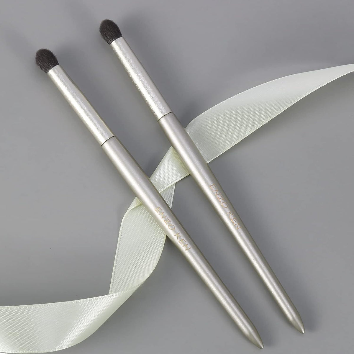 Small Goat Hair Eye Shadow Brush - Blending Brush for Eyeshadow, Nose Contour & More. Gold, E204M